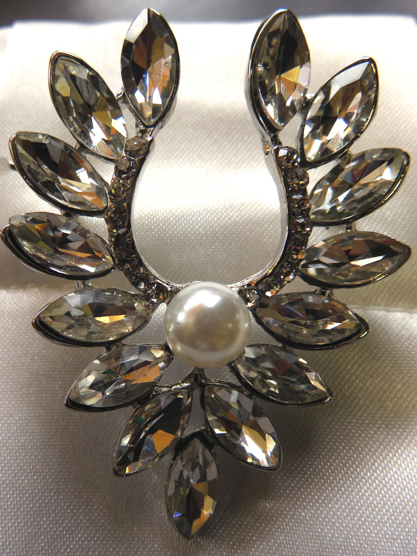Clear Crystal & Pearl Horse Shoe Stock Tie Pin